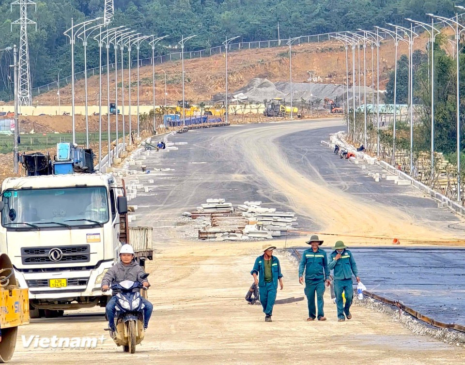 Workers are urgently asphalt-paving the road surface, which is designed with six lanes and a width of 30m. In the photo: Workers cheerfully prepare to finish their shift. (Photo: VNA)