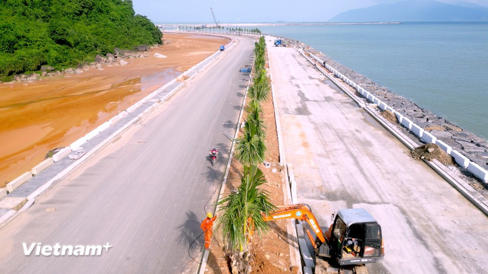 The connecting road and supporting infrastructure, including electricity and water supply, are progressing and now 80.17% complete. (Photo: VNA)