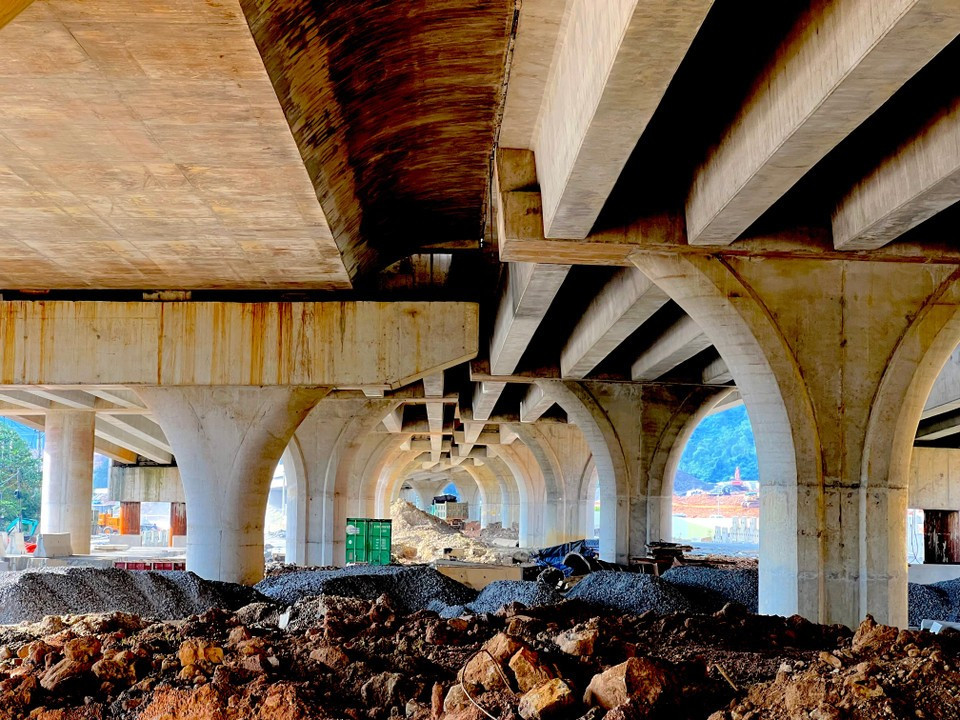 The concrete pillars forming the corridor supporting the elevated road. (Photo: VNA