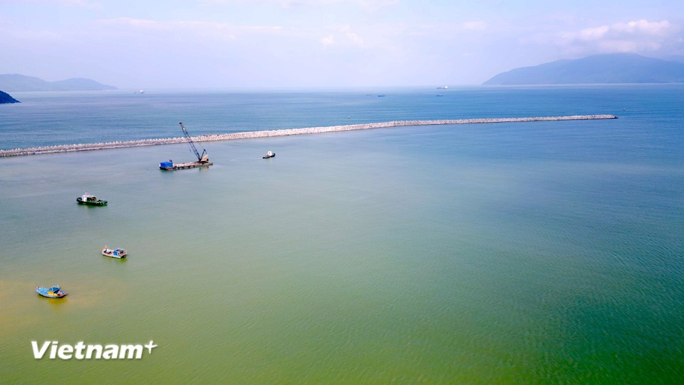 The project constructs a 1,170m-long breakwater and seawall. This component is now 96.64% complete (Photo: VNA)