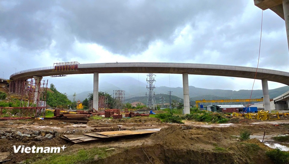 Looking from below, the elevated road curves gracefully like a rainbow. (Photo: VNA)