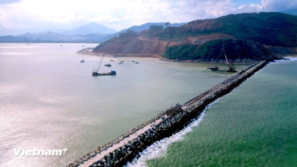 Construction of the navigation channel and basin is underway, with the channel stretching around 7.3km. This component is now 99.09% complete (Photo: VNA)