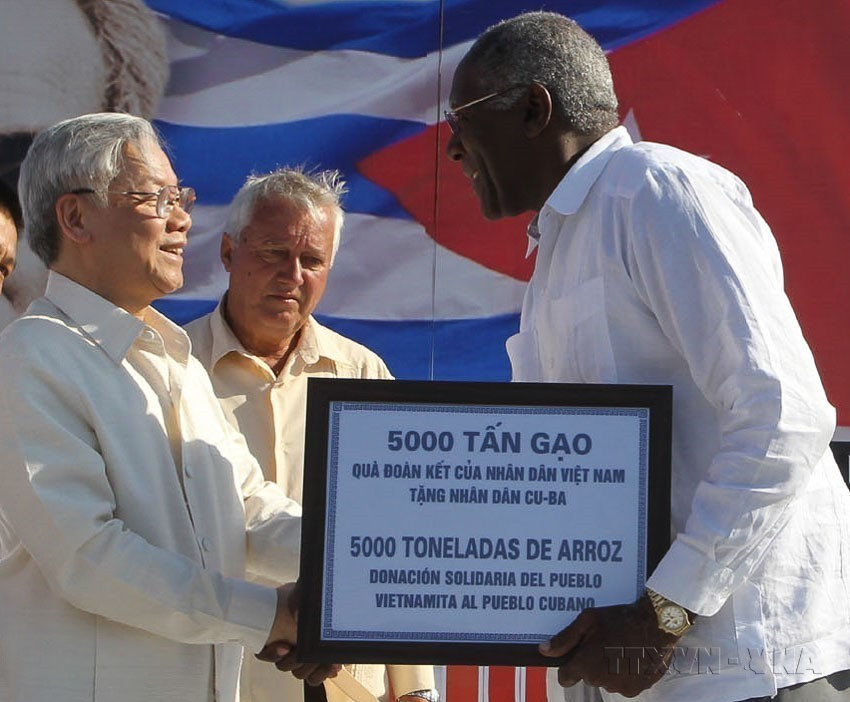 General Secretary Nguyen Phu Trong presents 5,000 tonnes of rice from the Vietnamese people to the Cuban people to Salvador Valdés Mesa, Secretary-General of the Cuban workers’ centre (Havana, April 11, 2012). (Photo: VNA)