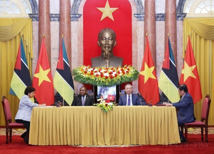 Party General Secretary and State President To Lam and President of Mozambique Filipe Jacinto Nyusi witness the signing of cooperation agreements between the two countries (September 9, 2024). (Photo: VNA)