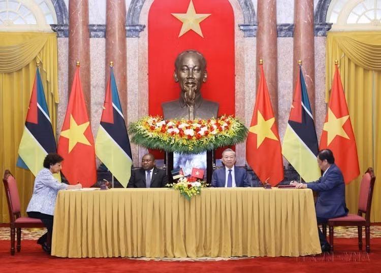 Party General Secretary and State President To Lam and President of Mozambique Filipe Jacinto Nyusi witness the signing of cooperation agreements between the two countries (September 9, 2024). (Photo: VNA)