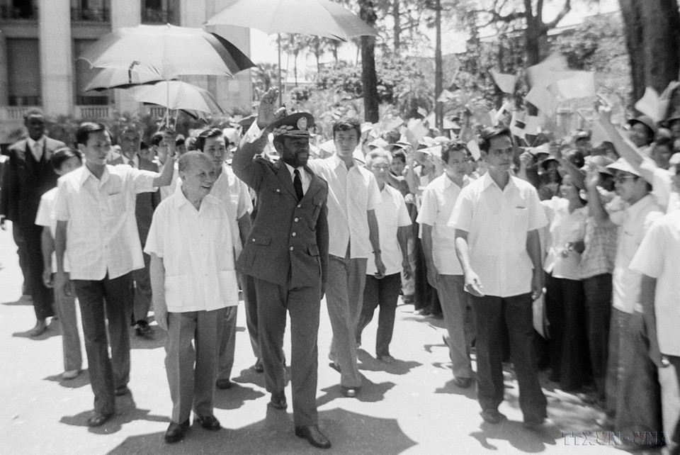 Chairman of the State Council Truong Chinh and Chairman of the Council of Ministers Pham Van Dong welcome Samora Machel, FRELIMO Party Chairman and Mozambique President, on his friendly visit to Vietnam (Hanoi, July 24, 1984). (Photo: VNA)