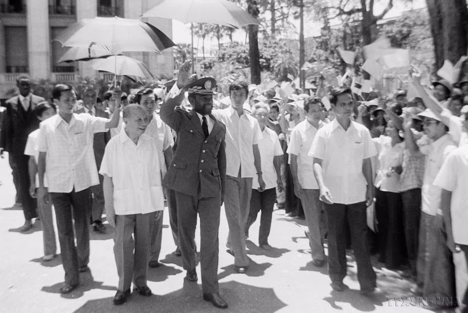 Chairman of the State Council Truong Chinh and Chairman of the Council of Ministers Pham Van Dong welcome Samora Machel, FRELIMO Party Chairman and Mozambique President, on his friendly visit to Vietnam (Hanoi, July 24, 1984). (Photo: VNA)