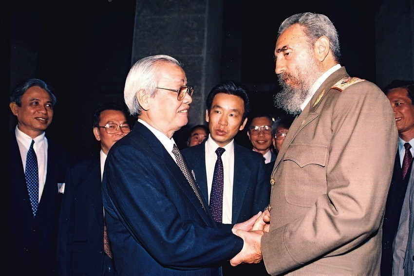 President Fidel Castro presents the Jose Marti Order to Prime Minister Vo Van Kiet during his official visit to Cuba on July 7, 1993. (Photo: VNA)