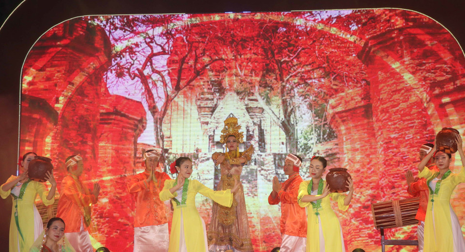 Festival-goers are enthralled by the theatrical retelling of the Legend of the Mother of the Land. (Photo: VNA)