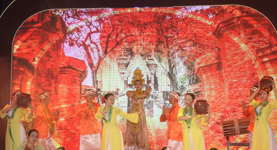 Festival-goers are enthralled by the theatrical retelling of the Legend of the Mother of the Land. (Photo: VNA)