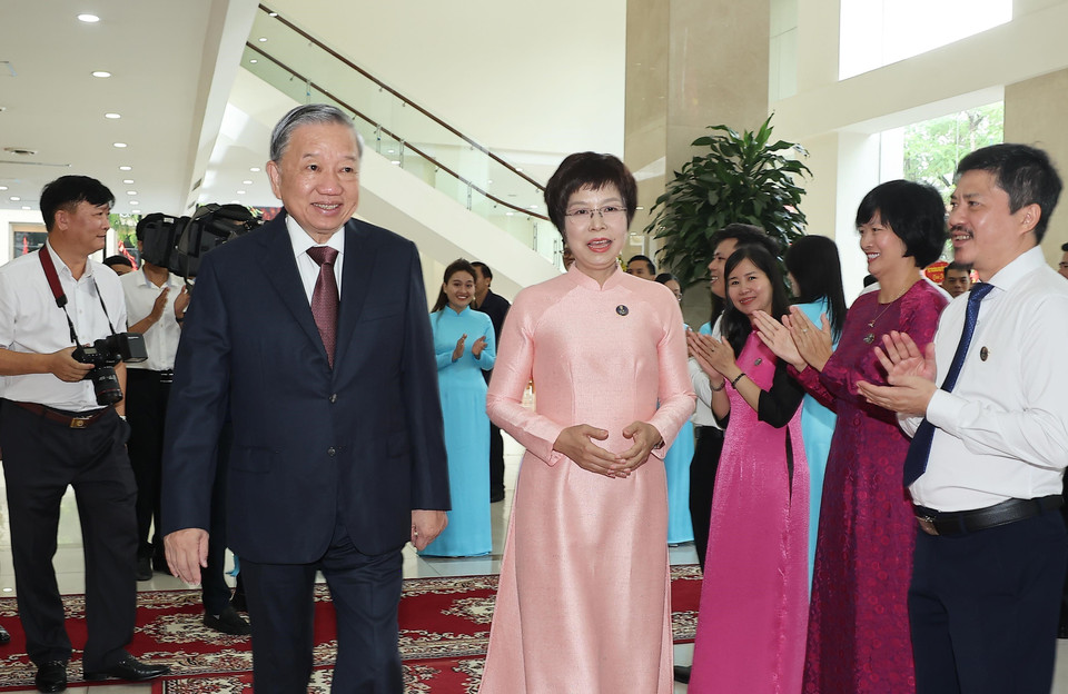 VNA General Director Vu Viet Trang welcomes Party General Secretary To Lam to the ceremony marking the 80th anniversary of the Vietnam News Agency. (Photo: VNA)