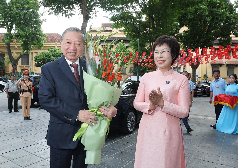 VNA General Director Vu Viet Trang welcomes Party General Secretary To Lam to the ceremony marking the 80th anniversary of the Vietnam News Agency. (Photo: VNA)