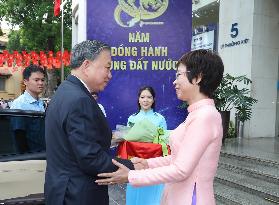 VNA General Director Vu Viet Trang welcomes Party General Secretary To Lam to the ceremony marking the 80th anniversary of the Vietnam News Agency. (Photo: VNA)