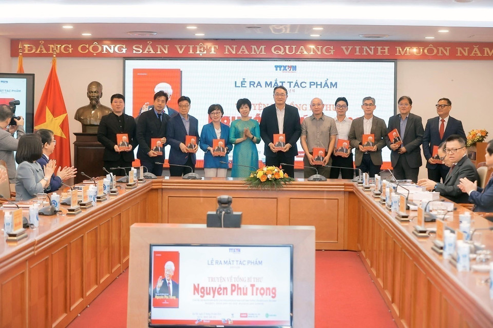 Vietnam News Agency (VNA) General Director Vu Viet Trang presents the book “Stories of General Secretary Nguyen Phu Trong” by Korean author Cho Chulhyeon, translated and published by the VNA Publishing House, to Korean delegates, Hanoi, October 23, 2024. (Photo: VNA)