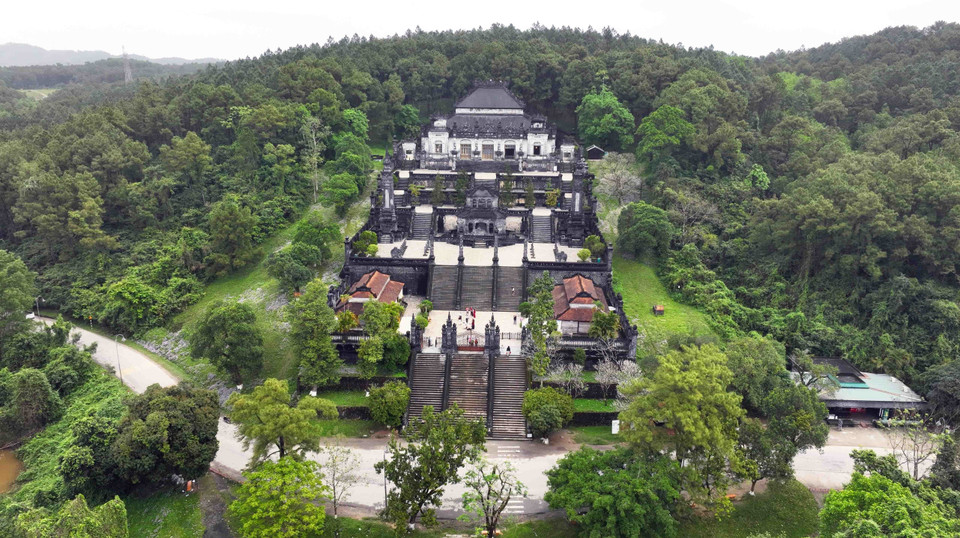 On journey to explore Hue, visitors cannot miss the royal tombs. In the photo: Khai Dinh Tomb. (Photo: VNA)