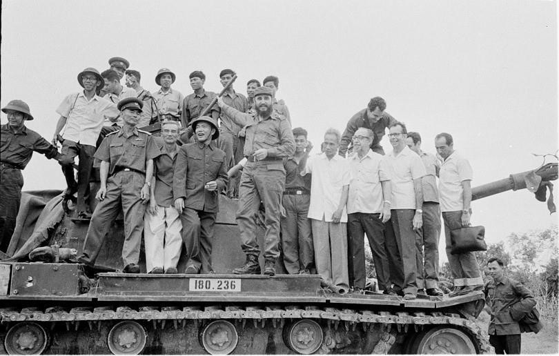 On September 15, 1973, Prime Minister Pham Van Dong and First Secretary of the Communist Party of Cuba, Prime Minister Fidel Castro, inspect the Doc Mieu military base (Photo: VNA)