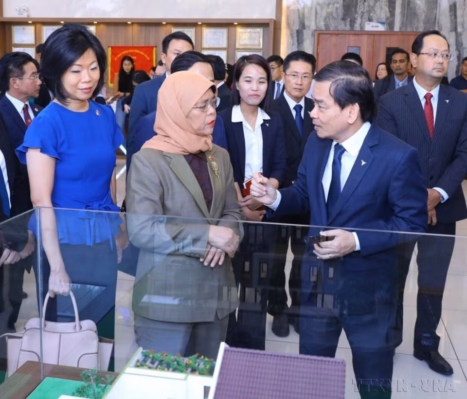 Singaporean President Halimah Yacob visits the Vietnam-Singapore Industrial Park (VSIP) in the northern province of Bac Ninh during her state visit to Vietnam (October 18, 2022). (Photo: VNA)