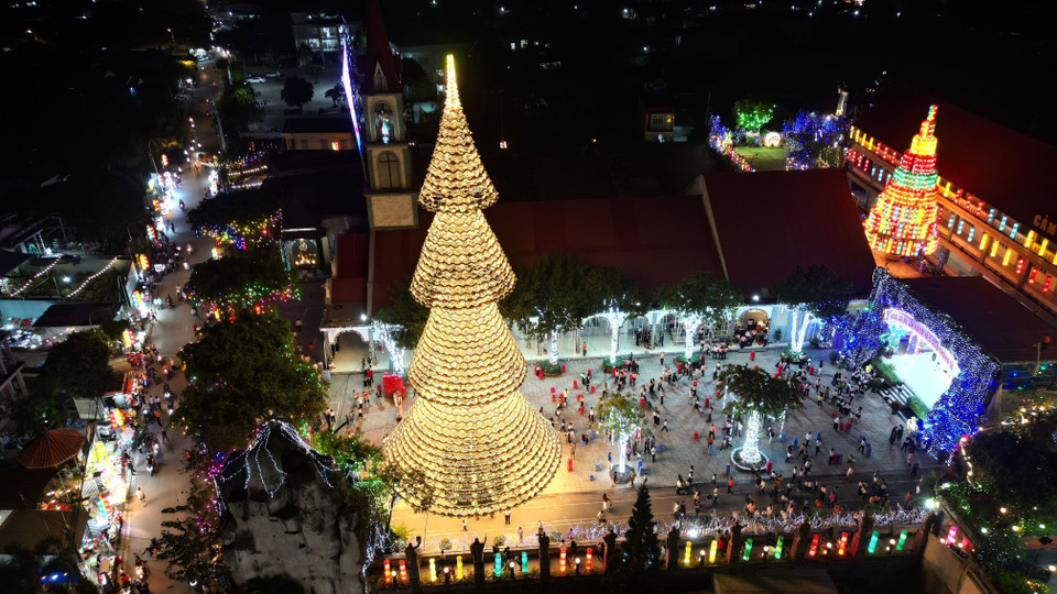 The conical-hat Christmas tree is illuminated by thousands of light bulbs. (Photo: VNA)