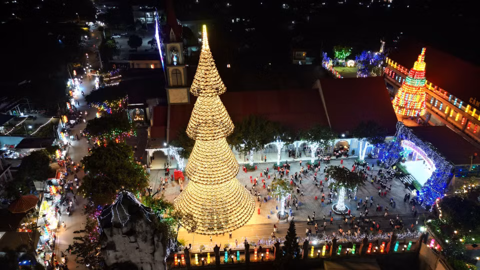 The conical-hat Christmas tree is illuminated by thousands of light bulbs. (Photo: VNA)
