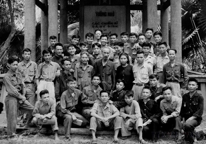 President Ho Chi Minh with delegates attending the national congress of emulation fighters and exemplary cadres in Viet Bac - a region in the north of Vietnam and the cradle of Vietnam’s revolutionary movement. (May 1952). (Photo: VNA)