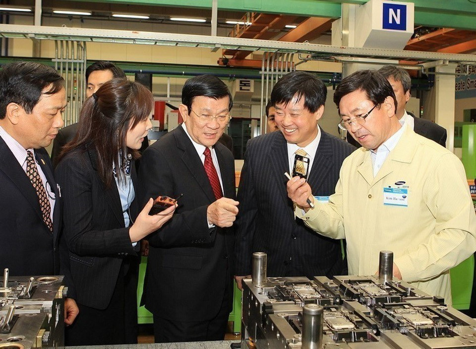 State President Truong Tan Sang visits the Samsung mobile phone manufacturing plant in Gumi city, the Republic of Korea, November 10, 2011. (Photo: VNA)