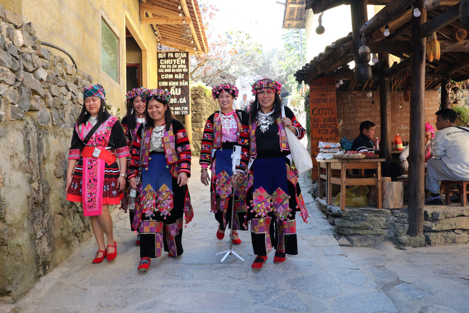 Tourists are excited to wear local traditional costumes (Photo: VNA)