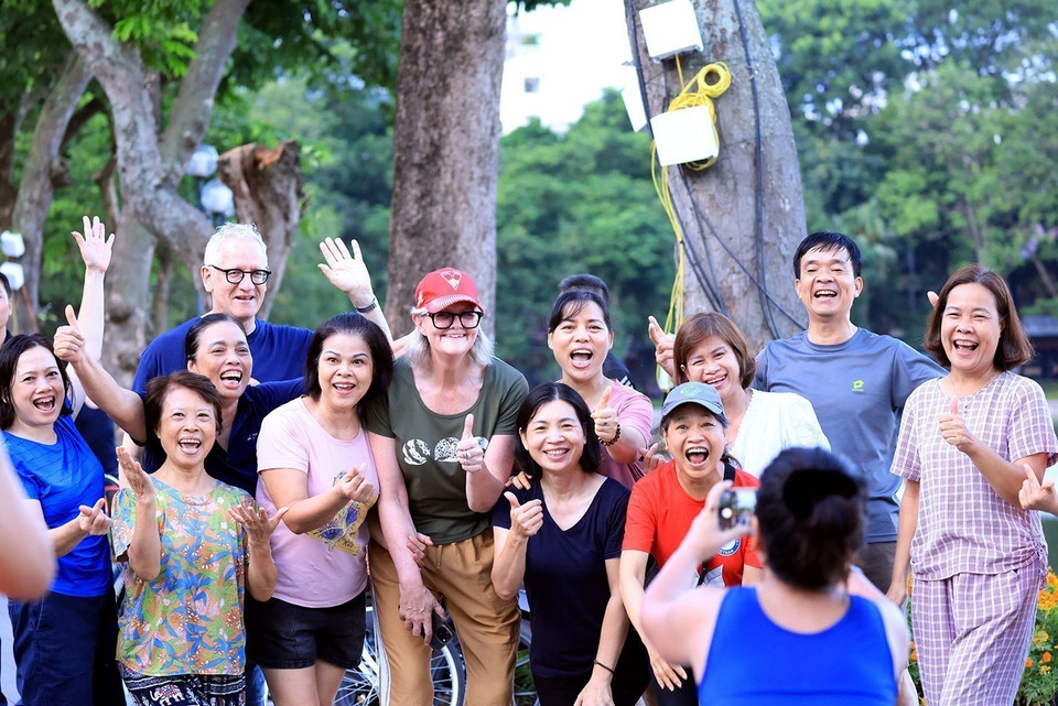 Australian Governor-General Sam Mostyn and her spouse pose for a photo with local residents. (Photo: VNA)