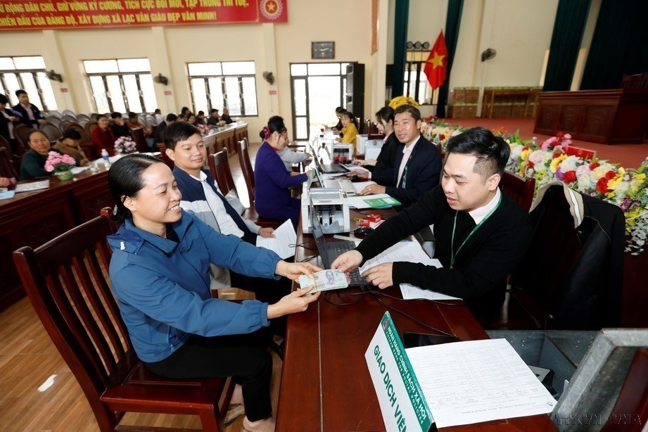 The happiness of a household in Lac Van commune, Nho Quan district, Ninh Binh province upon receiving preferential loans, enabling them to improve their livelihoods and escape poverty. (Photo: VNA)