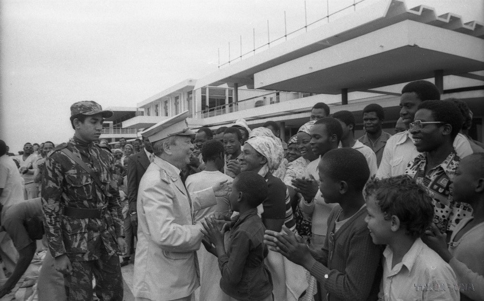 General Vo Nguyen Giap, Deputy Prime Minister, is warmly welcomed by people in Maputo capital during his visit to Mozambique from November 15 to 19, 1980. (Photo: VNA)
