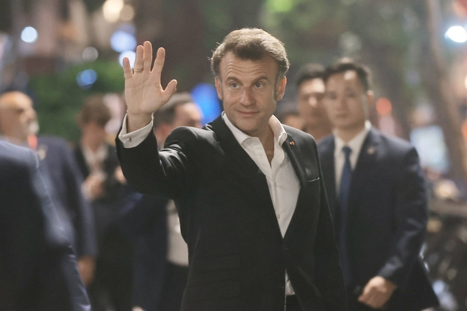 President Macron greets Hanoians (Photo: VNA)