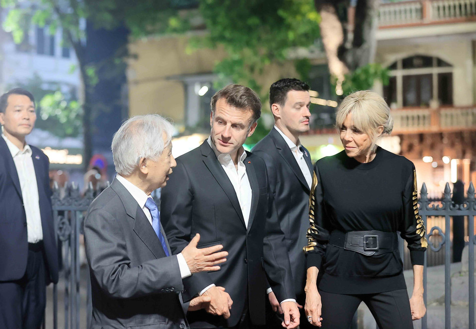 French President Macron and his spouse talk with a resident (Photo: VNA)