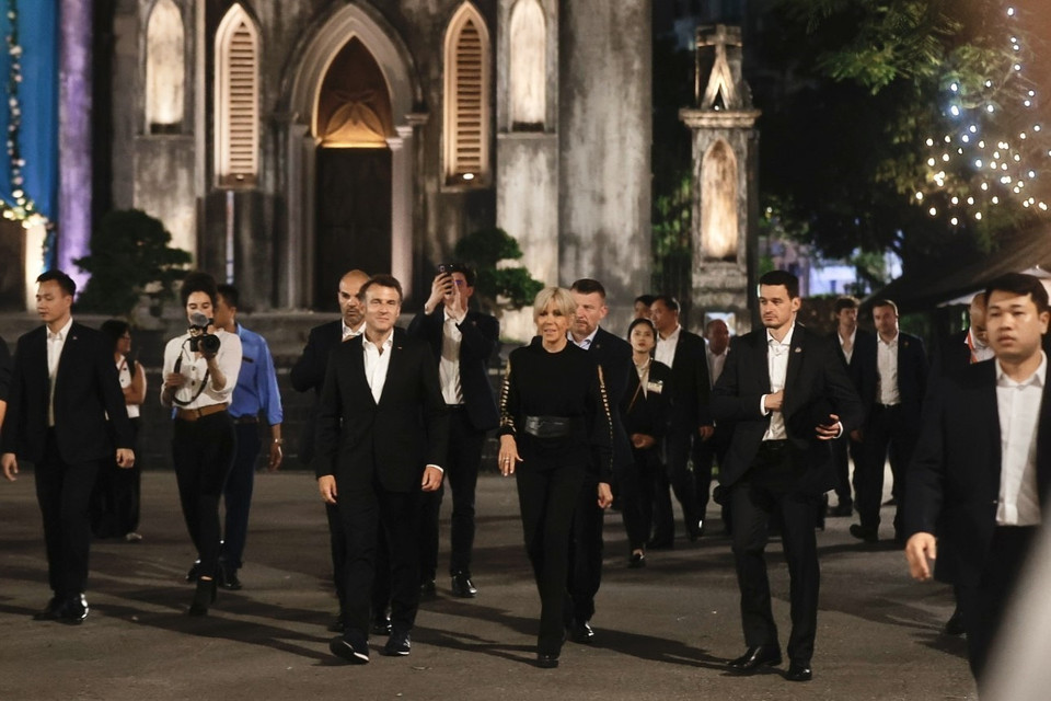 President Macron and his spouse take a walk near St. Joseph's Cathedral in Hanoi. (Photo: VNA)