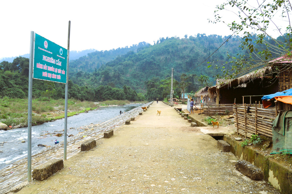 The area behind the village has been reinforced with stone embankments, helping locals avoid the risk of landslides during the rainy and flood season. (Photo: VNA)
