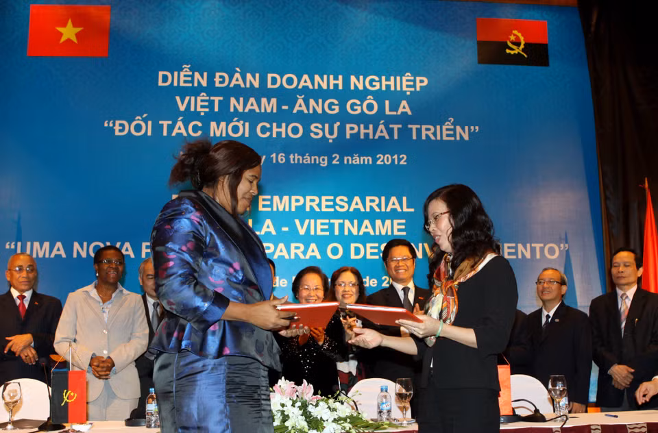 Exchange of cooperation documents at the Vietnam-Angola Business Forum themed “New partnership for development” (Hanoi, February 16, 2012). (Photo: VNA)