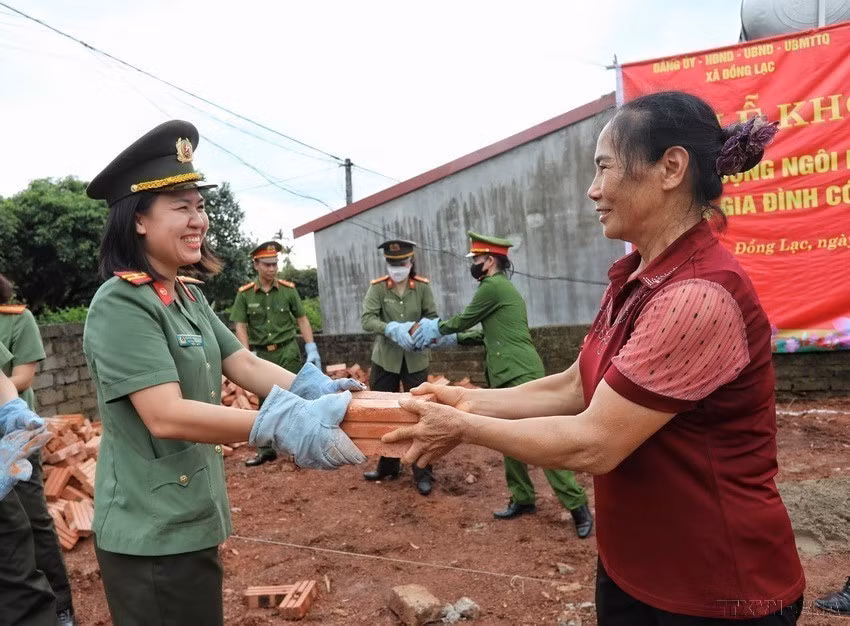 Officers and soldiers in Bac Giang province join hands to help locals eliminate temporary and dilapidated houses. (Photo: VNA)