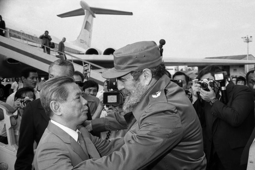 Comrade Fidel Castro, First Secretary of the Communist Party of Cuba Central Committee, President of the Council of State and Council of Ministers, welcomes General Secretary Nguyen Van Linh at Jose Marti airport during his official visit to Cuba from April 24–29, 1989. (Photo: VNA)