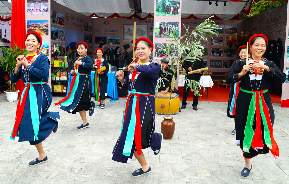 Tac Sinh traditional dance of San Chi ethnic people in Bac Ninh province (Photo: VNA)