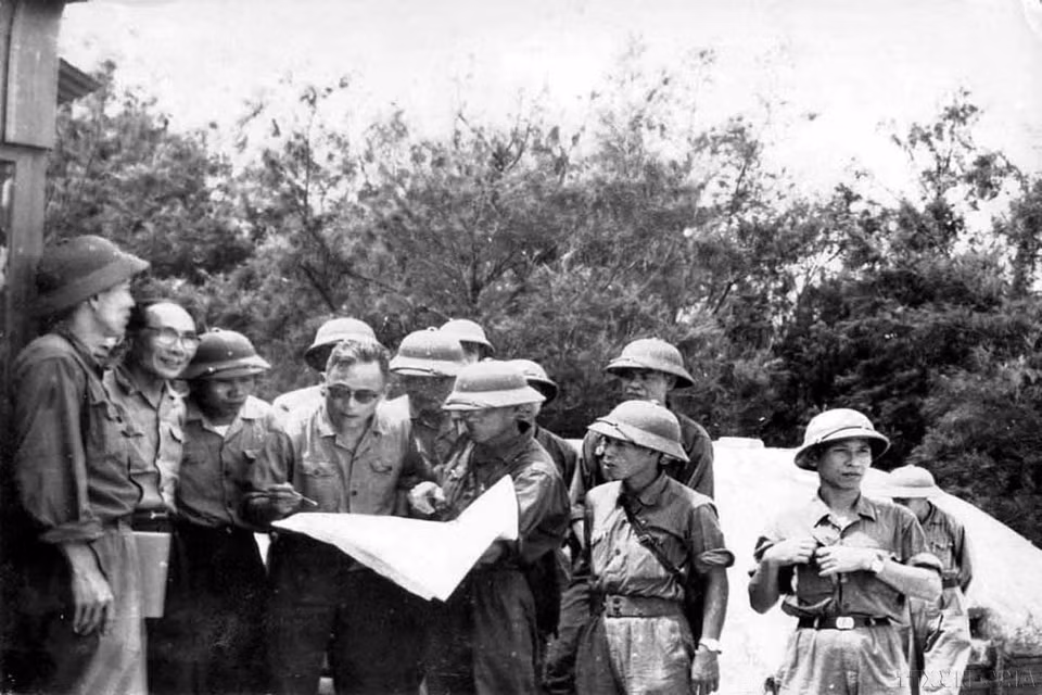 General Chu Huy Man, Commander of Military Region 5 (fourth from left, wearing glasses), directs forces advancing into Da Nang. (Photo: VNA)