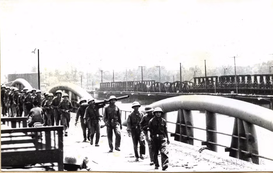 At 3:00 PM on March 29, 1975, the Liberation Army seized complete control of Da Nang joint military base and Son Tra peninsula. By 5:00 PM, Da Nang was fully liberated. In the photo: Liberation Army troops march across Nguyen Tri Phuong Bridge into Da Nang on March 29, 1975. (Photo: VNA)