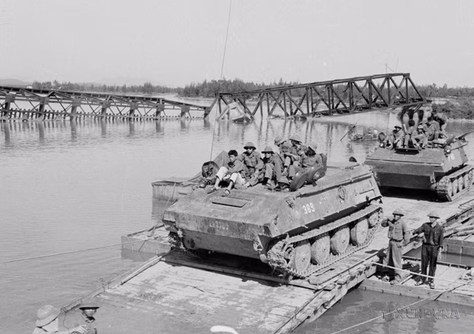 On March 26 and 29, Hue and Da Nang were liberated, respectively. By April 3, the entire central coastal region of Vietnam was under Liberation Army control. In the photo: Liberation Army armored vehicles advance into Quy Nhon (Binh Dinh). (Photo: VNA)