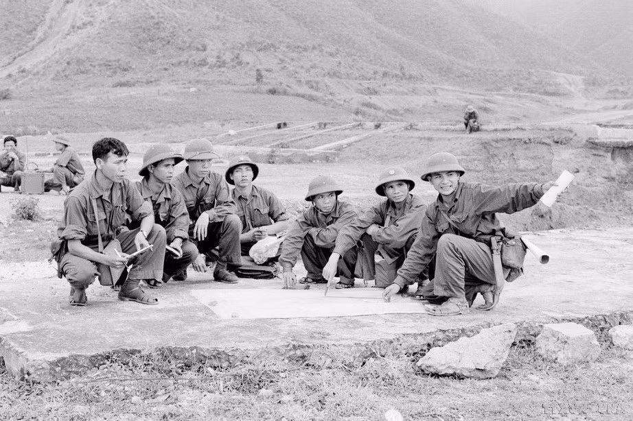 Regiment Command 1 of the Khe Sanh Brigade holds a strategic meeting to plan the attack on Da Nang. (Photo: VNA)