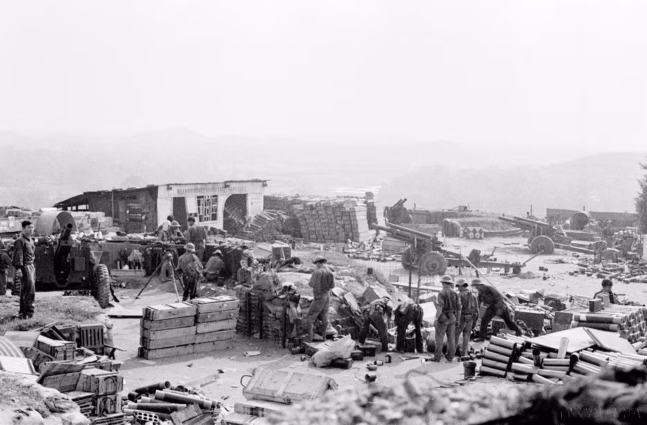An enemy artillery position is seized by the Liberation Army on the morning of March 25, 1975, in Son Tinh (Quang Ngai). (Photo: VNA)
