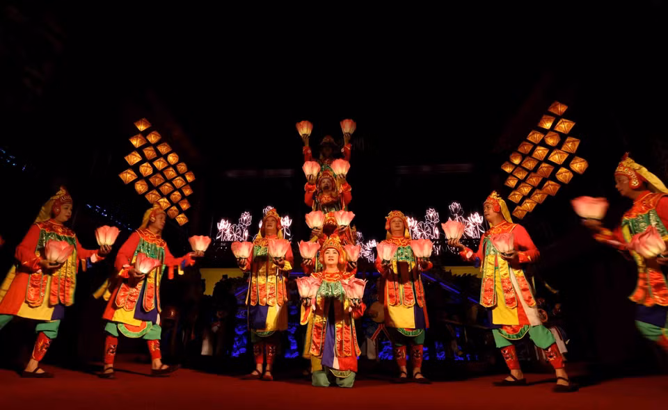 Originally a Buddhist ritual dance, Luc Cung Hoa Dang was adopted and modified by King Minh Mang (1791-1841), officially having this name from that time. (Photo: VNA)