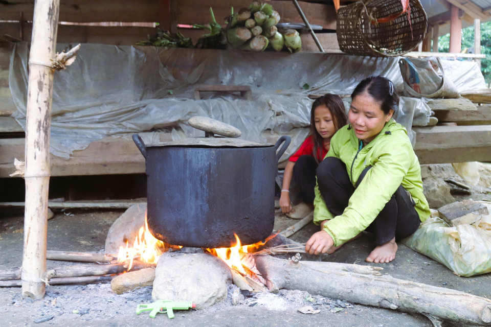 A Dan Lai woman and her daughter prepare a family meal. (Photo: VNA)