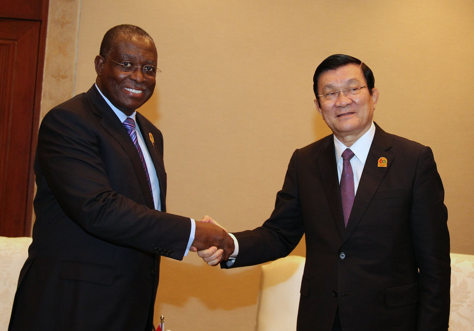 On the occasion of attending the Asian–African Conference in Jakarta (Indonesia), Vietnamese President Truong Tan Sang (R) meets Angolan Vice President Manvel Domingos Vicente (April 22, 2015). (Photo: VNA)
