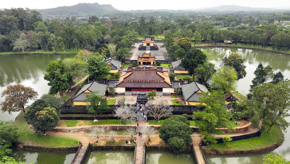 On journey to explore Hue, visitors cannot miss the royal tombs, the resting places of Nguyen Dynasty emperors. In the photo: Minh Mang Tomb. (Photo: VNA)