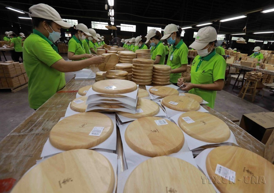 Vietnam exports rice, seafood, fruits and vegetables, tea, pepper, cashew nuts, wood and wood products, and rubber to Lithuania. (Photo: VNA). In photo: Kitchenware products being completed for export at a factory in Tan Hiep ward, Tan Uyen town, Binh Duong province.