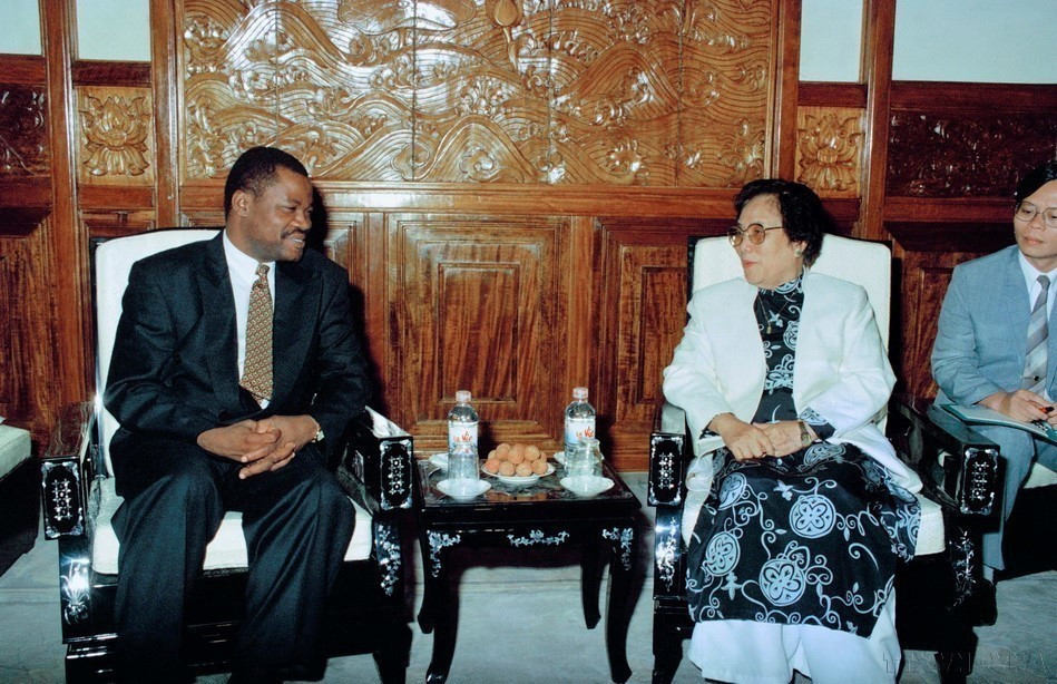 Vice President Nguyen Thi Binh (R) receives Angola’s Deputy Minister of Foreign Affairs João Bernardo de Miranda during his visit to Vietnam (Hanoi, June 28, 1995). (Photo: VNA)