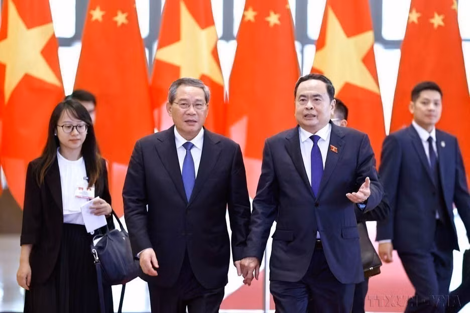 Vietnamese National Assembly Chairman Tran Thanh Man meets with Chinese Premier Li Qiang in Hanoi (October 13, 2024). (Photo: VNA)