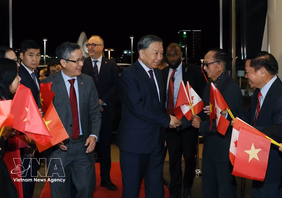 Staff of the Vietnamese Embassy and representatives of the Vietnamese community in Canada welcome General Secretary and President To Lam. (Photo: Thong Nhat/VNA)